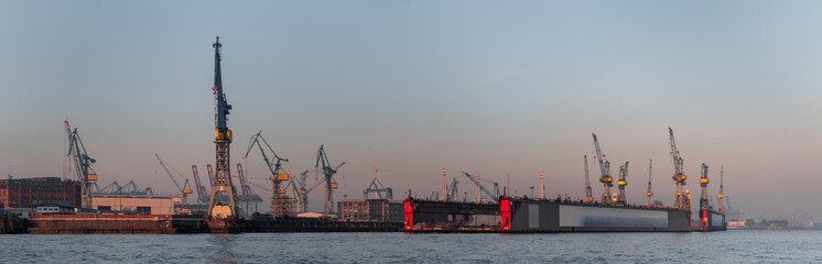 Obraz premium Hamburger Hafen an einem dunstigen Morgen