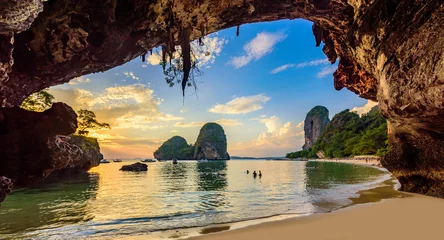 Fotobehang Railay Beach, Krabi, Thailand Phra Nang Cave Beach bij zonsondergang - Tropische kustlandschap van Krabi - Paradise Reisbestemming in Thailand, Azië
