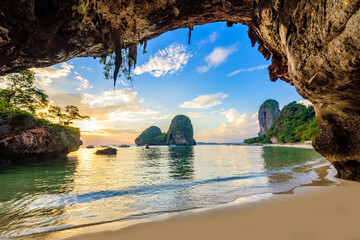 Phra Nang Cave Beach bij zonsondergang - Tropisch kustlandschap van Krabi - Paradise Reisbestemming in Thailand, Azië