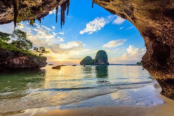 Phra Nang Cave Beach bei Sonnenuntergang - Tropische Küstenlandschaft von Krabi - Paradise Travel Destination in Thailand, Asien