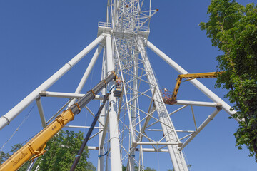 Fototapeta na wymiar Construction of the Ferris wheel 65 meters in Rostov-on-Don