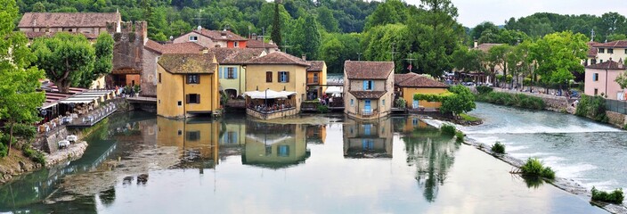 Fototapeta premium Borghetto è una frazione del comune di Valeggio sul Mincio, in provincia di Verona. È incluso tra i borghi più belli d'Italia