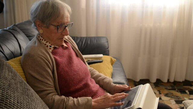 donna anziana legge un tablet