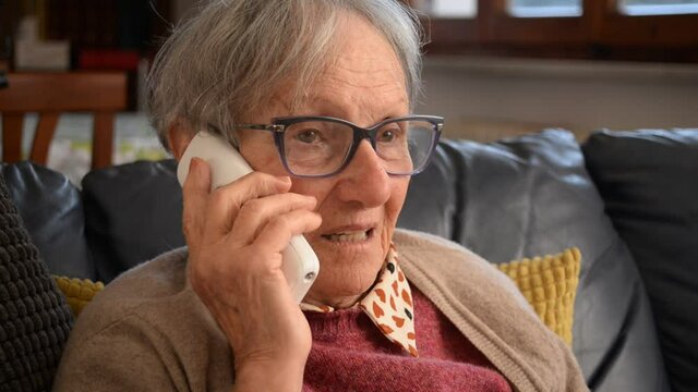 donna anziana al telefono