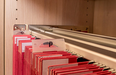 Rote Hängeakten in einem Aktenschrank, Detail	