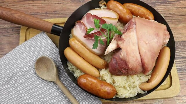 choucroute  avec jarret de porc sur une table