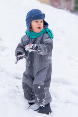 Fototapeta na wymiar Winter portrait of little boy on a freezing day. Winter fun, kid winter playing -cute boy has a fun in snow