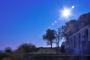 Begr&uuml;nter K&uuml;stenstreifen an der Ostsee, w&auml;hrend einer herbstlichen Abendstimmung. Mit tiefblauen, wolkenlosem Himmel