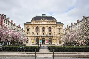 Fototapeta na wymiar Le théâtre des Célestins avec sa place fleurie de magnolias au printemps. Ce théâtre à l'italienne est un monument célèbre de Lyon.