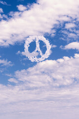 Obraz premium Peace symbol made of clouds over cloudy sky 