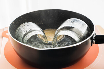 煮沸中の保存瓶