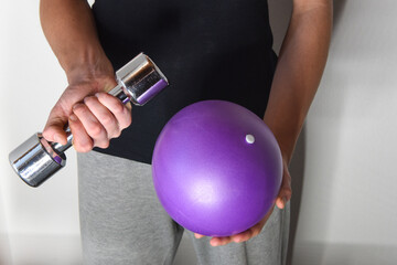 fitness palestra pesi palla esercizio fisico 