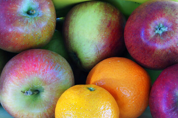 Group of apples and oranges ready to eat