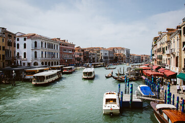 Fototapeta na wymiar Canale Grande in Venedig von der Rialtobrücke aus