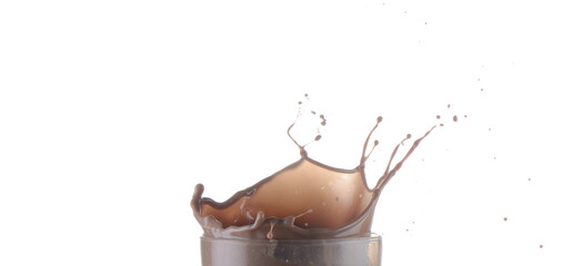 Splash o salpicaduras de bebida de chocolate en un vaso