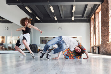 Fototapeta premium Jolly plastic guy practicing breakdance in studio