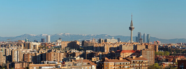 Panorama de la ciudad de Madrid con la Sierra al fondo