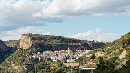 Vista Panorámica de Chulilla, en la Comunidad Valenciana en un día claro de invierno