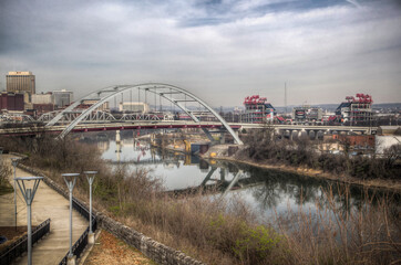 Obraz premium Korean Veterans Blvd Bridge across Cumberland River Nashville, Tennessee