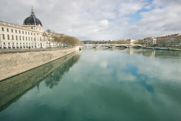 vue sur le Rhône et l'hôtel dieu à Lyon