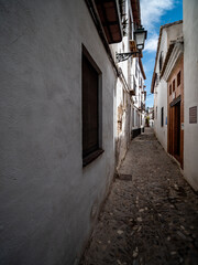 Obraz premium narrow street in the old town of Granada with Old Albaicin buildings, Spain