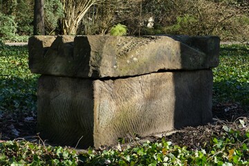 Römischer Sarkophag im grünen in Köln-Zollstock