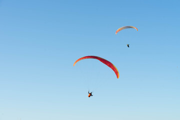 Faro y Salinas de Santa Pola, mirador y personas haciendo parapente