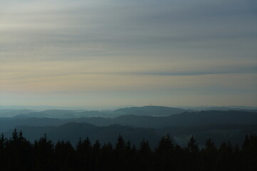 Bergisches Land am Abend mit Fernsicht über das Rheinische Schiefergebirge bei Sonnenuntergang