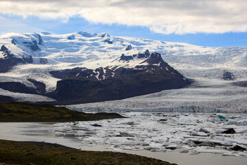 Fjallsárlón glacier lake with Fjallsjökull and Öræfajökull in the back, Vatnajökull National Park, Iceland