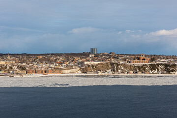 Obraz premium Winter view of Levis and the St. Lawrence river from the old Quebec city