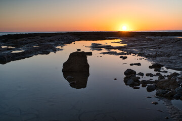 Fototapeta na wymiar beautiful sunrise on the beach with rocks, located in Alicante, Spain.