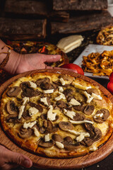 pizza de carne con champignones