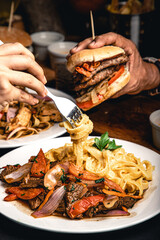 fettuccinis con lomito saltado y hamburgesa