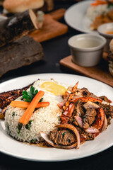 Arroz con lomito saltado y huevo