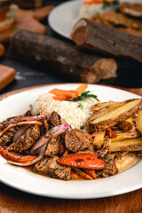 arroz con lomo saltado y papas