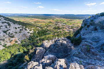 vue en hauteur d'un village du sud de la France depuis une montagne 