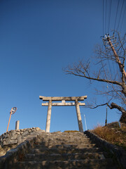 青空に向かって建つ神社の鳥居
