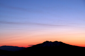山の稜線と美しいグラデーションの夜明けの空。