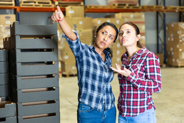 Conversation between the boss and the subordinate in the factory warehouse