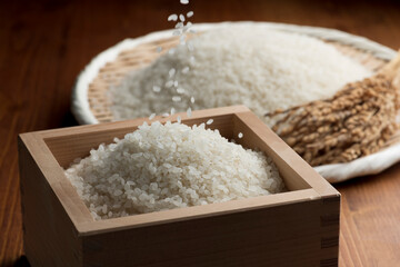 木の枡いっぱいのお米