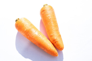 ２本のニンジン　背景白　ニンジン
