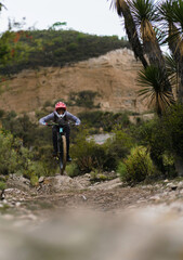 Obraz premium Cyclist doing mountain jumping tricks