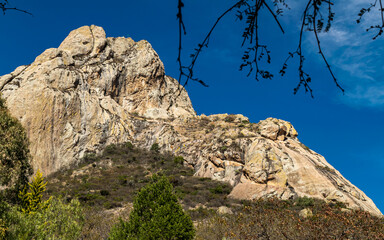 Montaña rocosa peña de Bernal y cielo azul	
