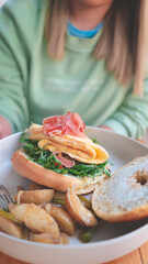 Mujer desayunando baguete 