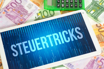 Euro Geldscheine, Taschenrechner und Steuertricks © studio v-zwoelf