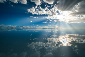 Fototapeta premium ミラーレイク・ウユニ塩湖の光芒