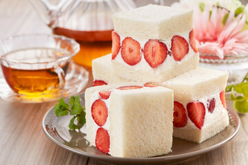 フルーツサンド　苺　生クリーム　キューブサンド