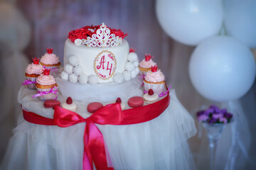 Obraz na płótnie Canvas Birthday cake and cupcakes for a girl 4 years old