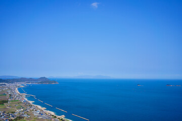 東かがわ市街並みと瀬戸内海(香川県)