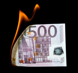 Five hundred Euros are burning on a black